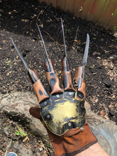 Load image into Gallery viewer, Freddy Glove
